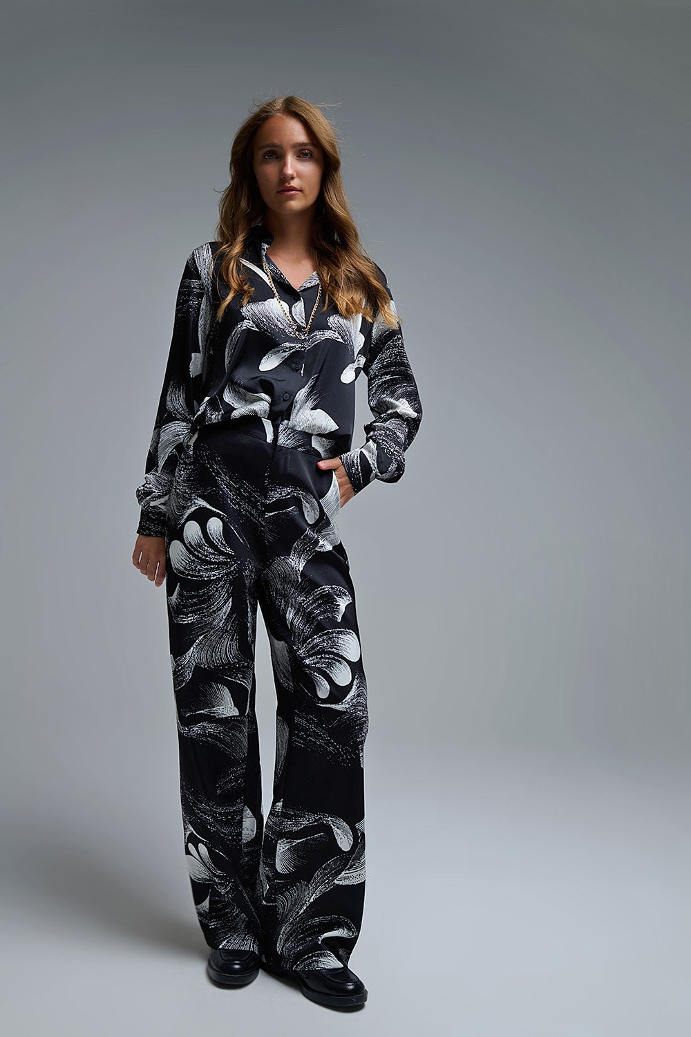 Pantalon large noir imprimé élégant en tissu satiné