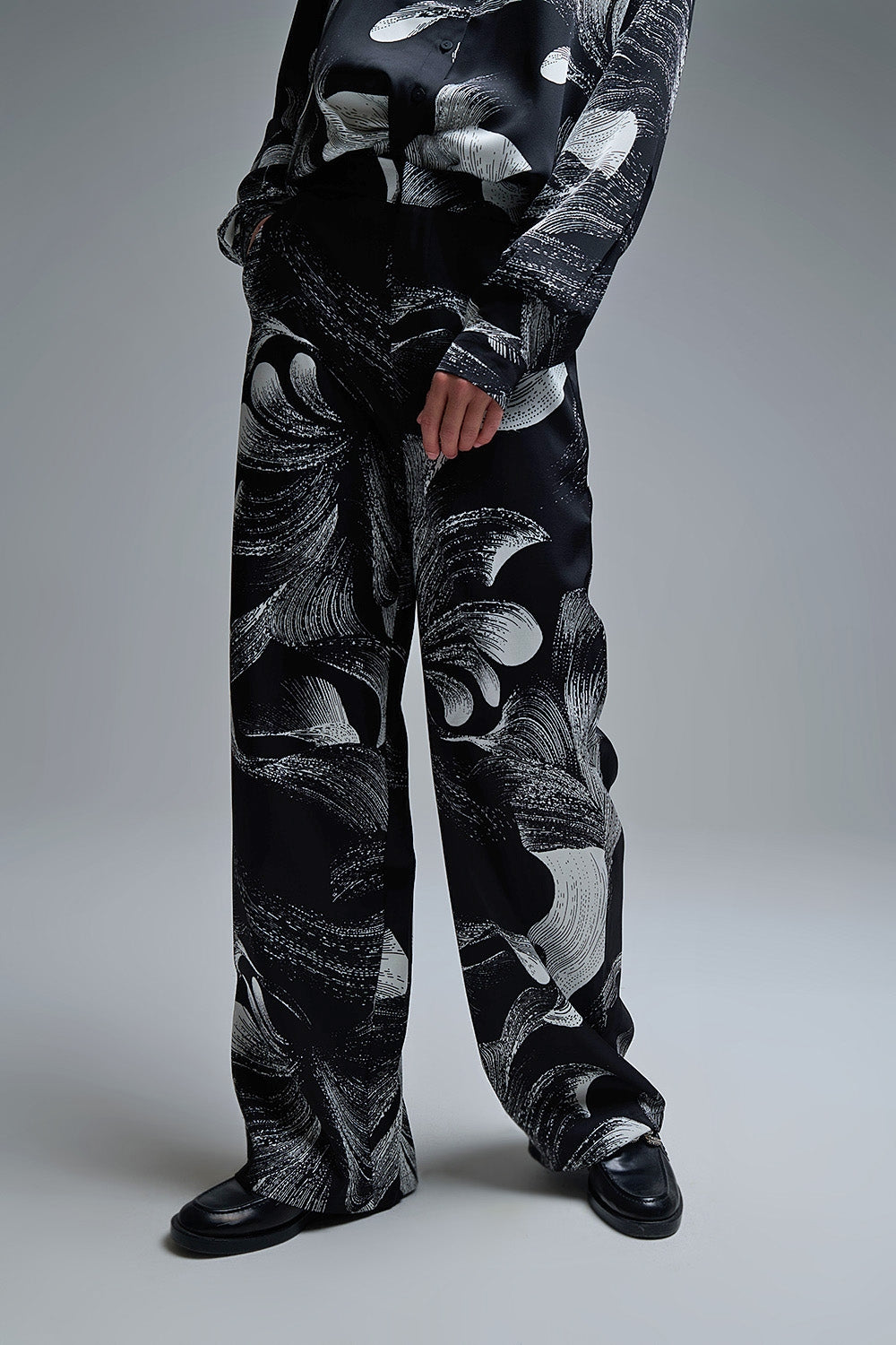Pantalon large noir imprimé élégant en tissu satiné