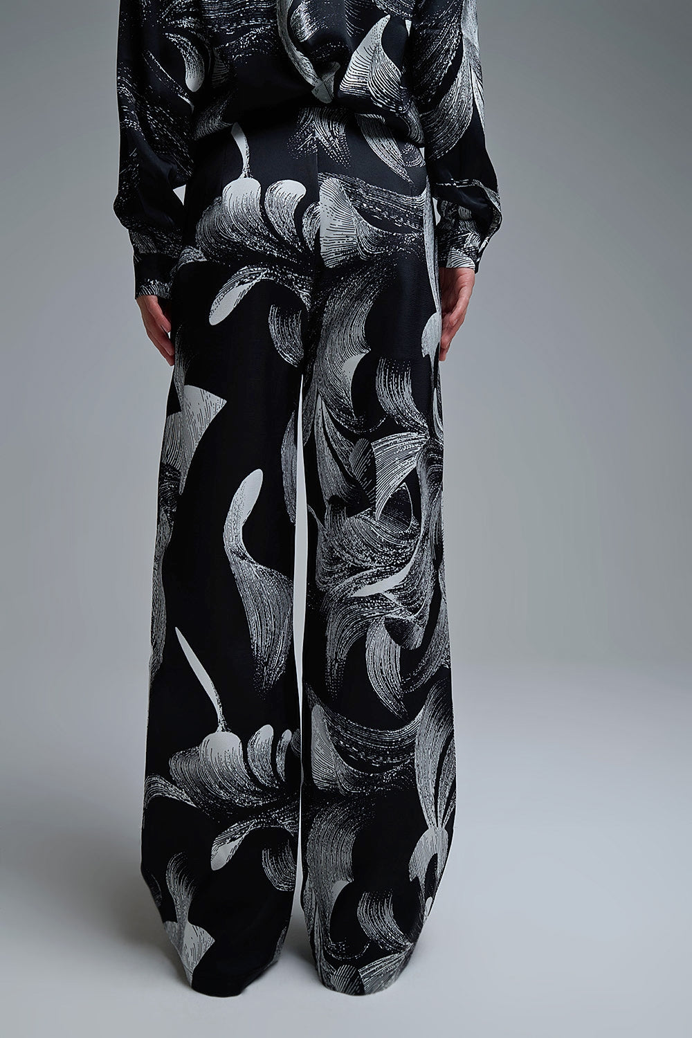 Pantalon large noir imprimé élégant en tissu satiné