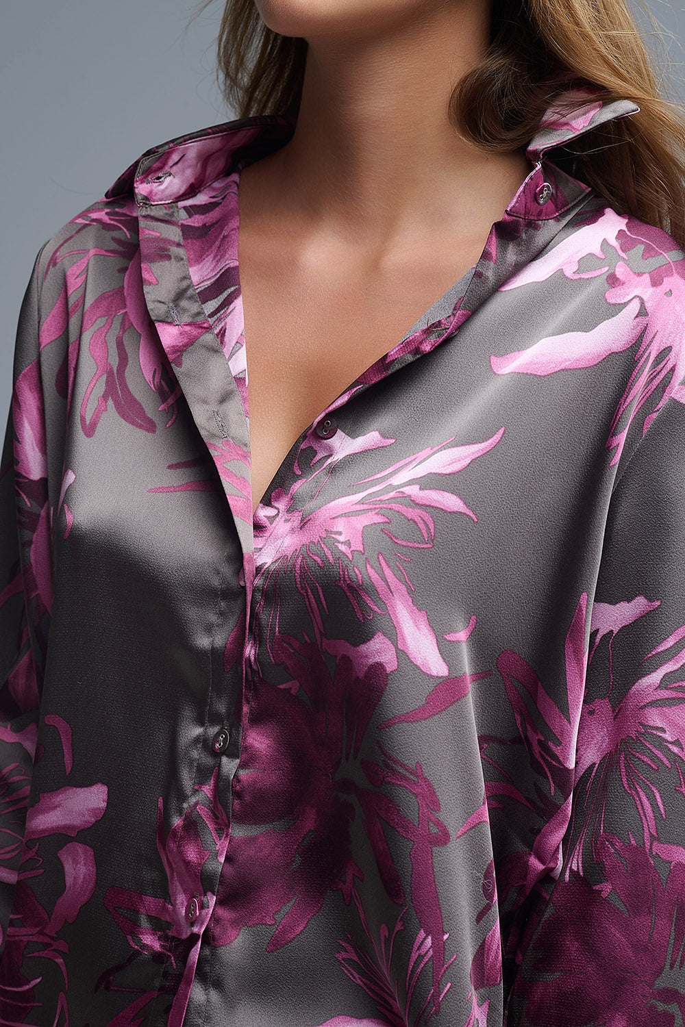 Chemise en satin imprimé floral gris avec boutons