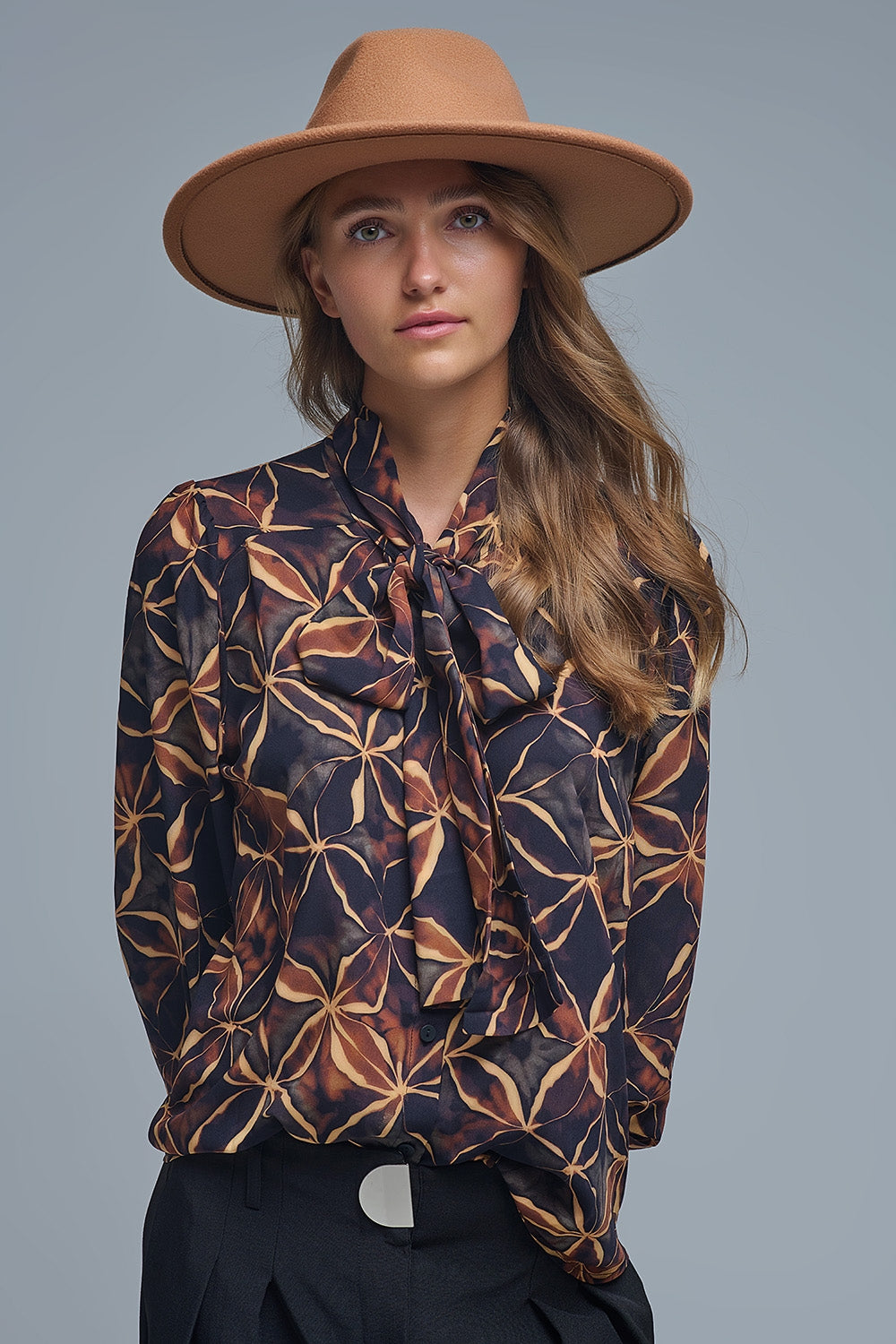 Chemise en mousseline de soie noire à imprimé abstrait et nœud papillon