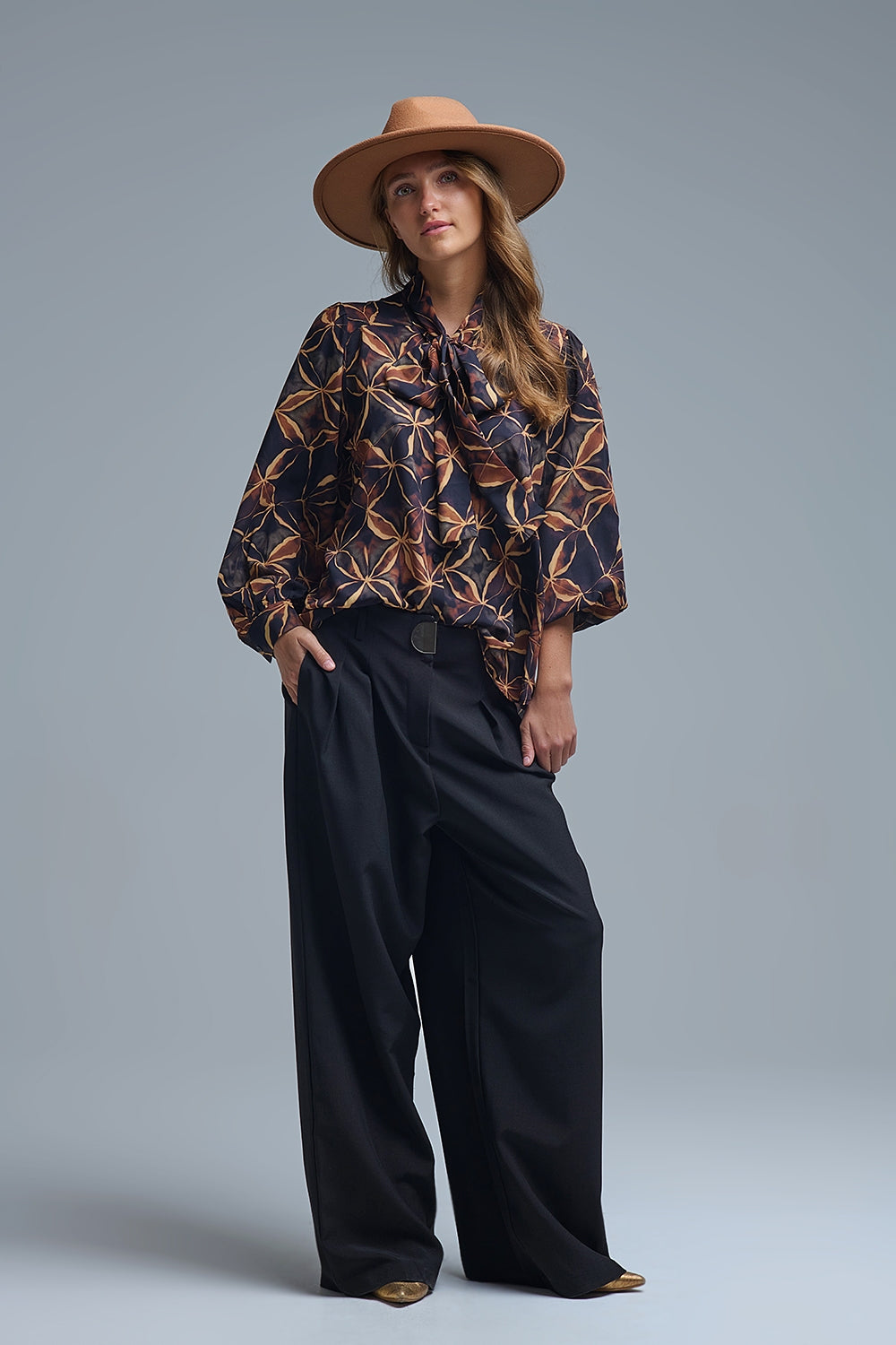 Chemise en mousseline de soie noire à imprimé abstrait et nœud papillon