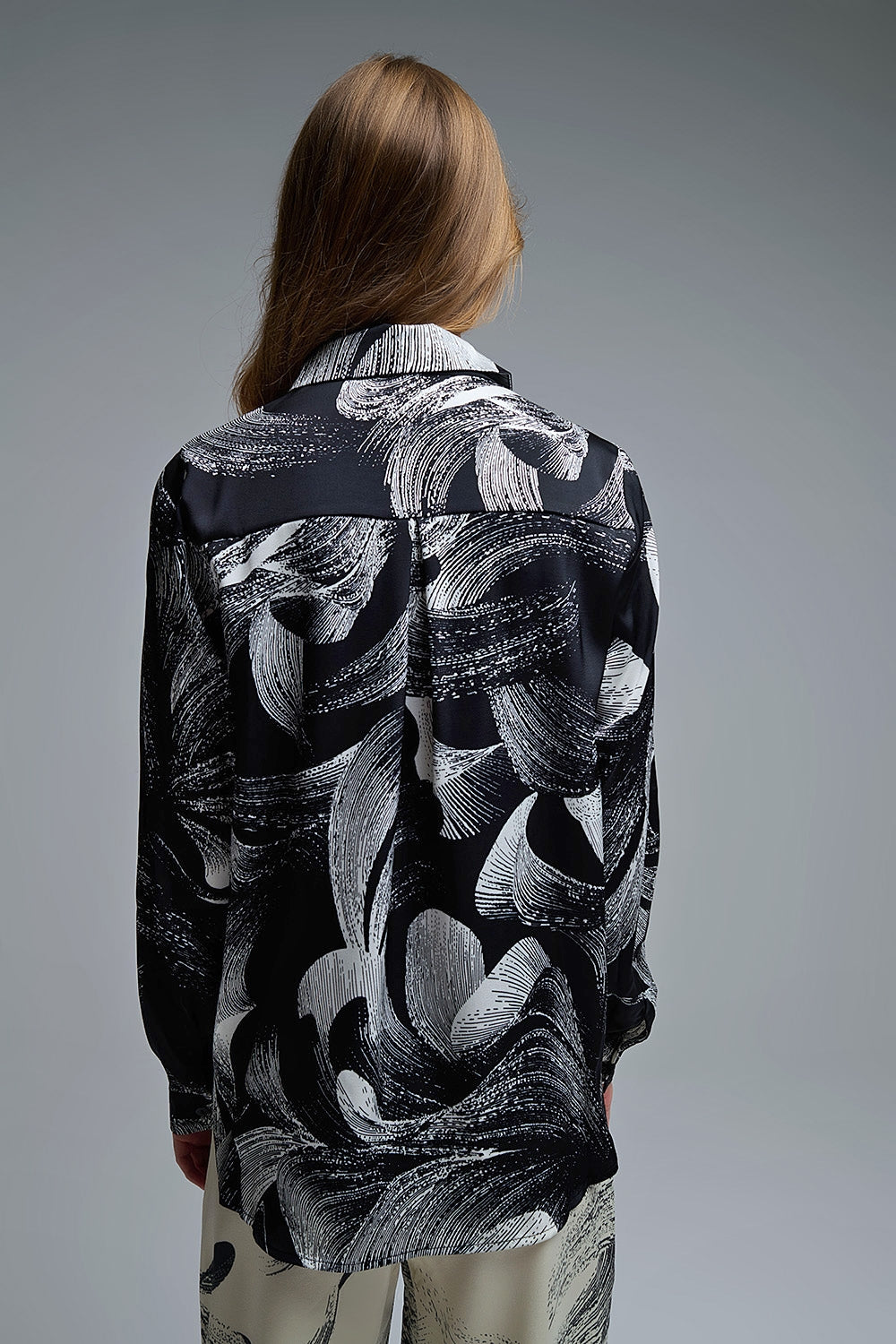 Blouse en satin noir à imprimé abstrait
