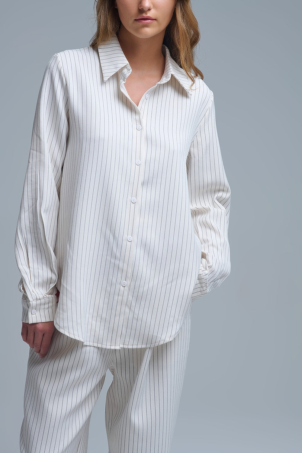 Chemise à col montant sophistiquée à rayures crème