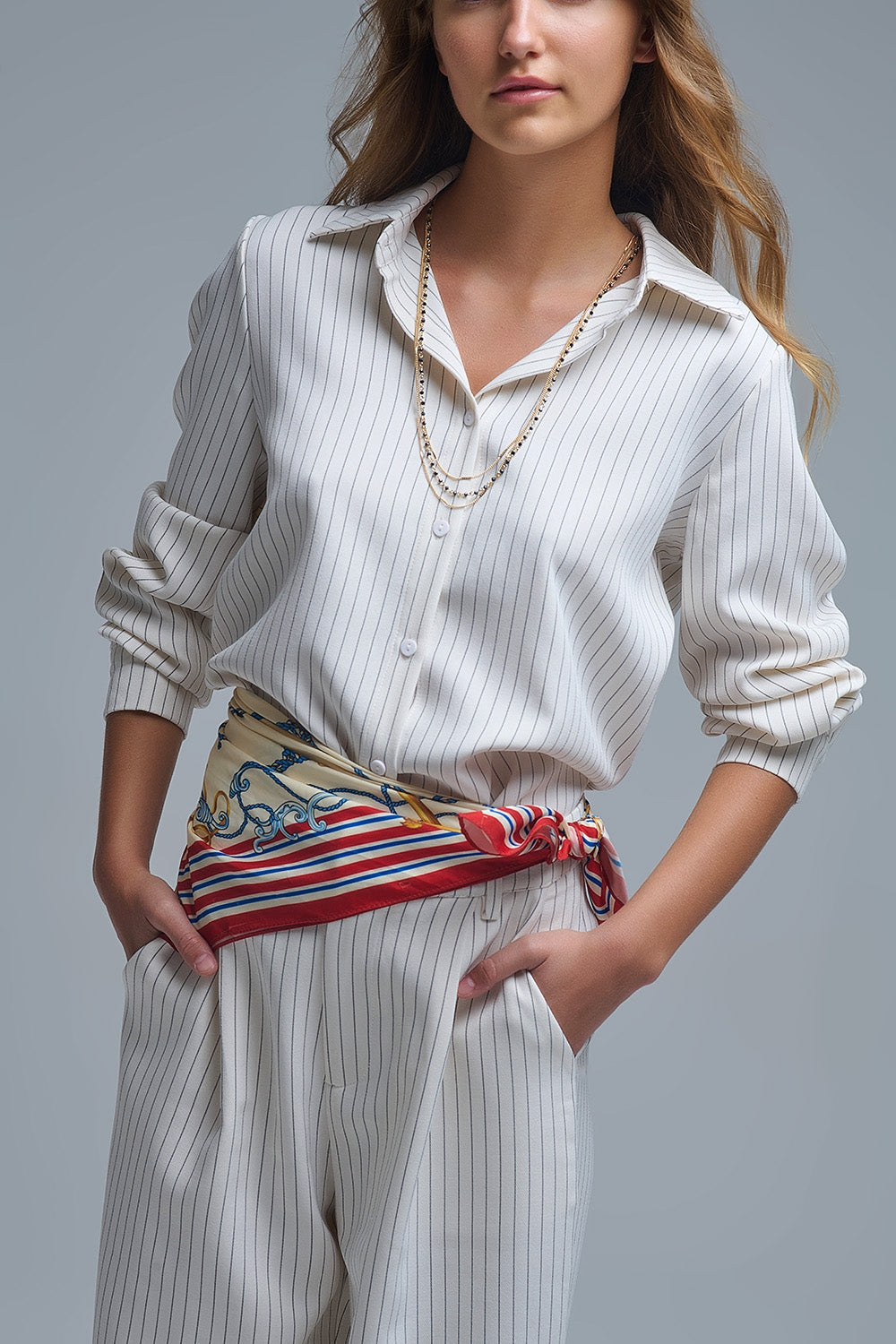 Chemise à col montant sophistiquée à rayures crème