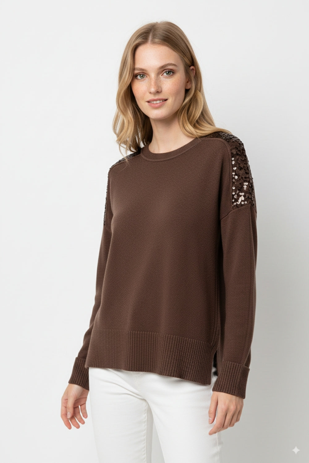 Pull à manches longues marron avec paillettes sur les épaules