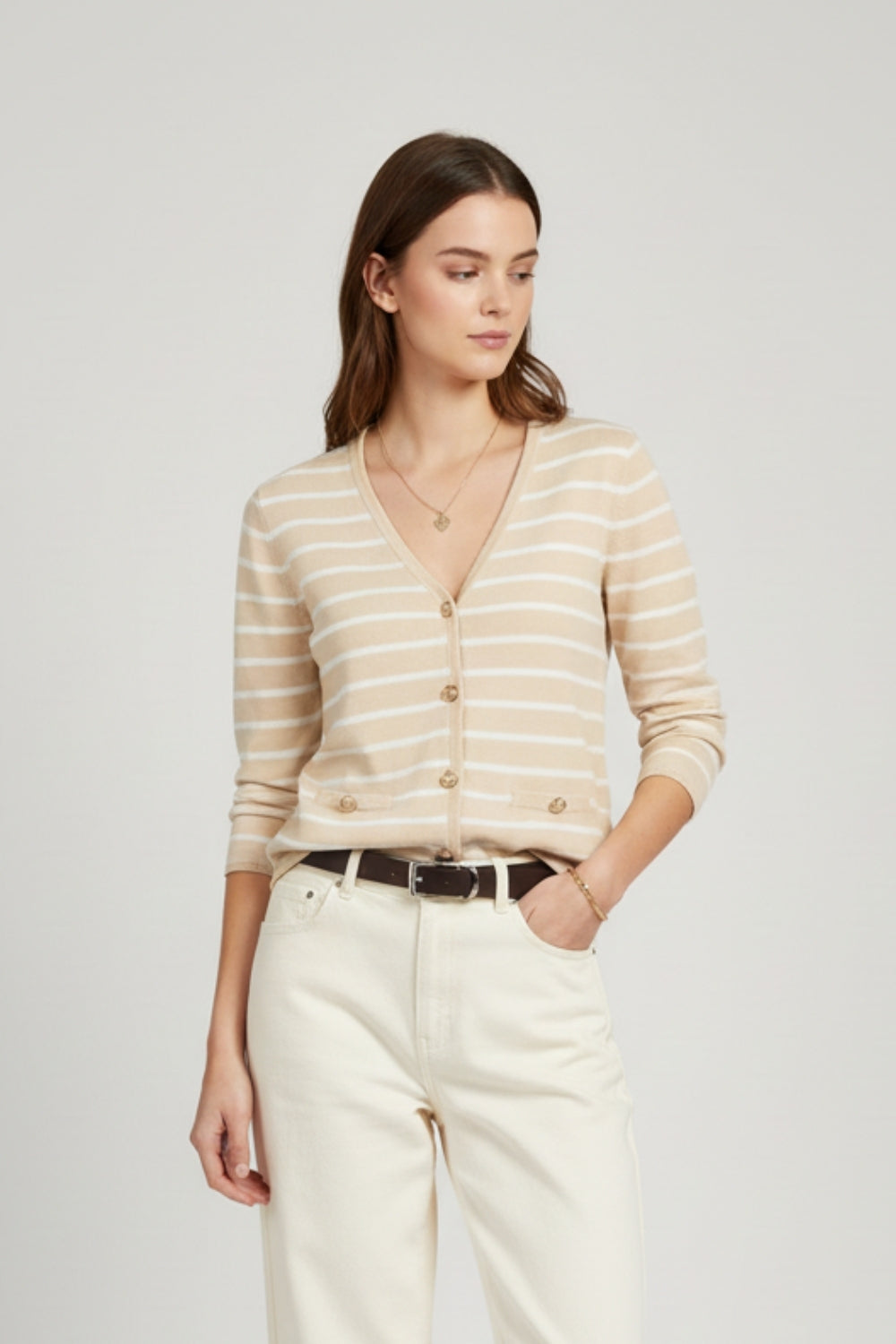 Cardigan beige à rayures blanches et boutons dorés