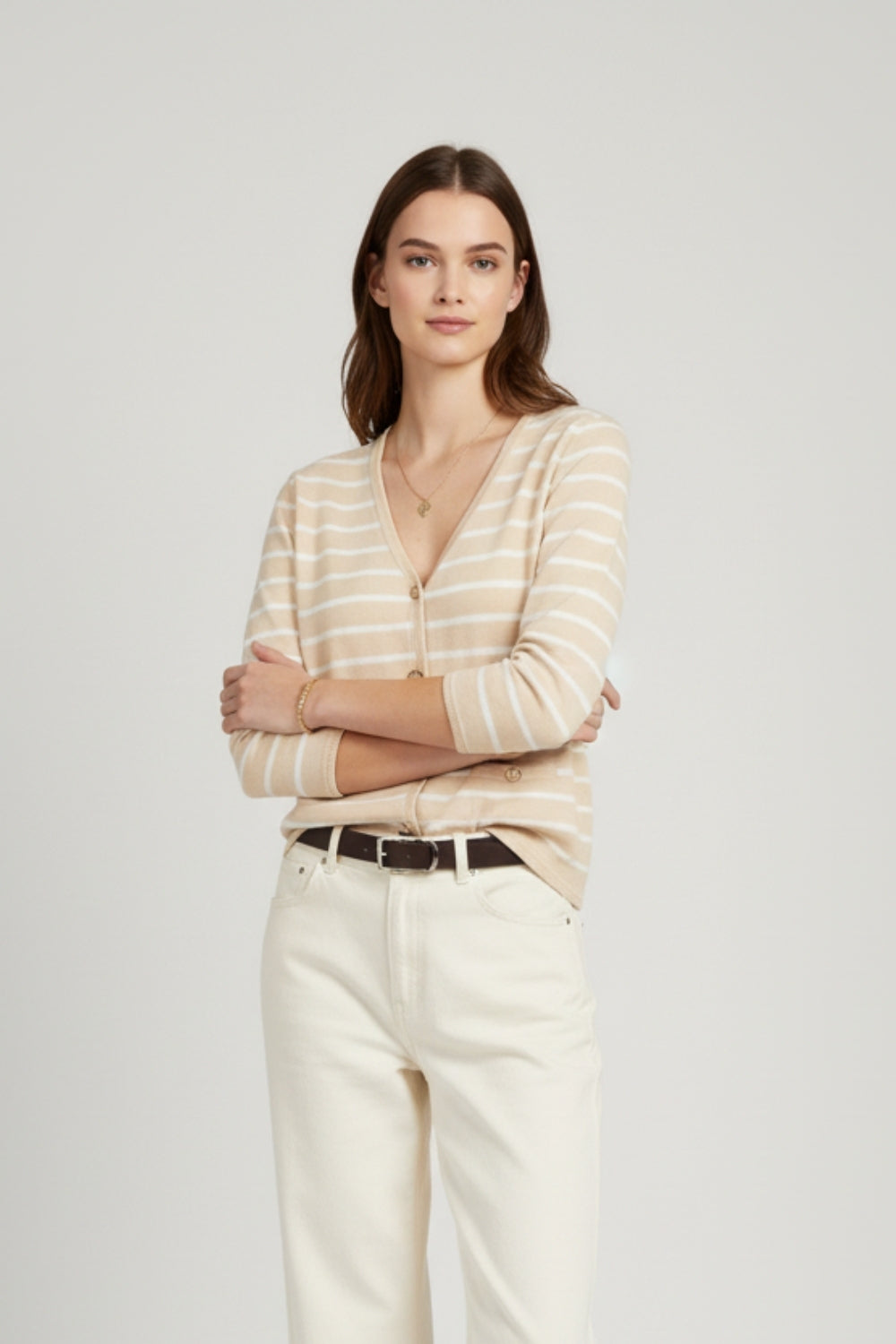 Cardigan beige à rayures blanches et boutons dorés