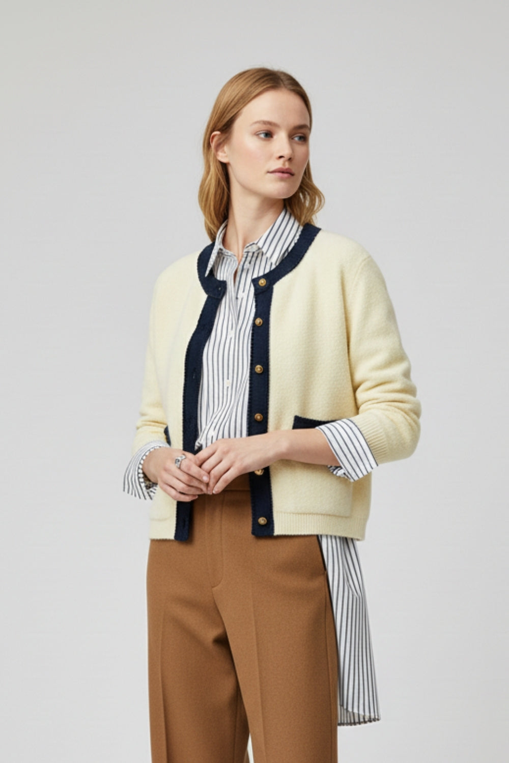 Cardigan chic crème avec détails en denim marine