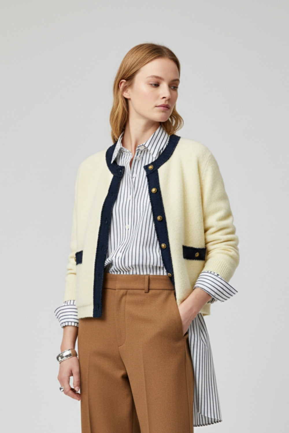 Cardigan chic crème avec détails en denim marine