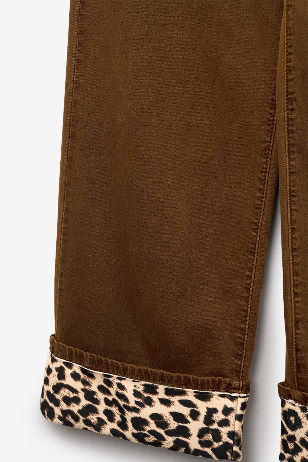 Pantalon large camel avec imprimé léopard au bas de la jambe