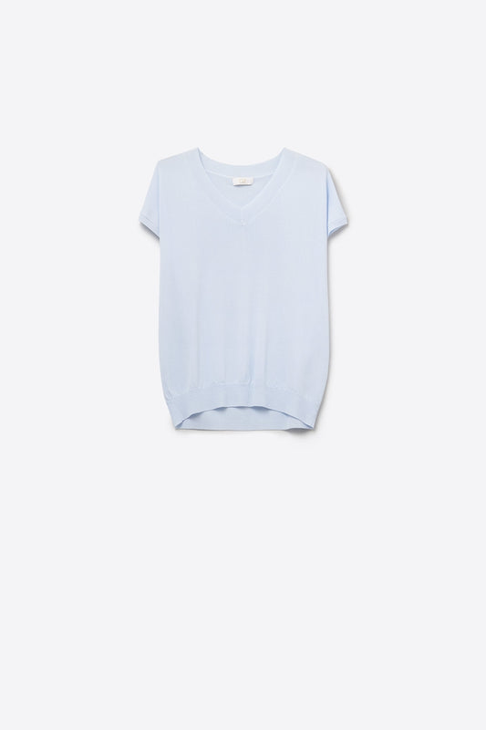 pull bleu en maille légère à col en V et manches courtes