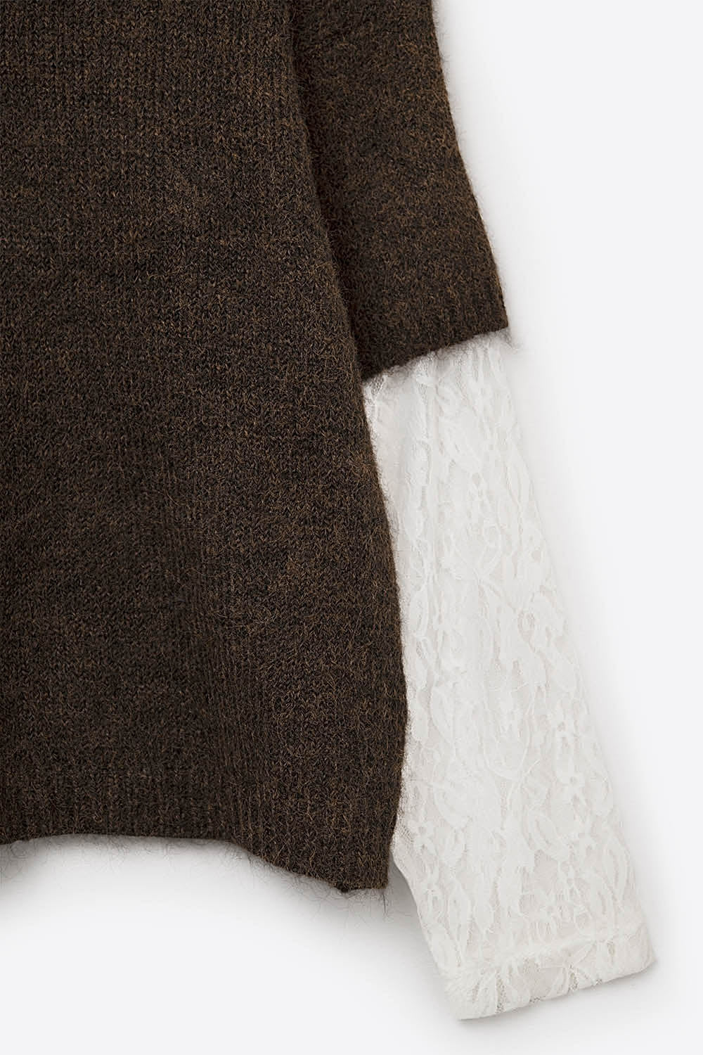 Pull marron à col en V contrasté et manches en dentelle blanche contrastée