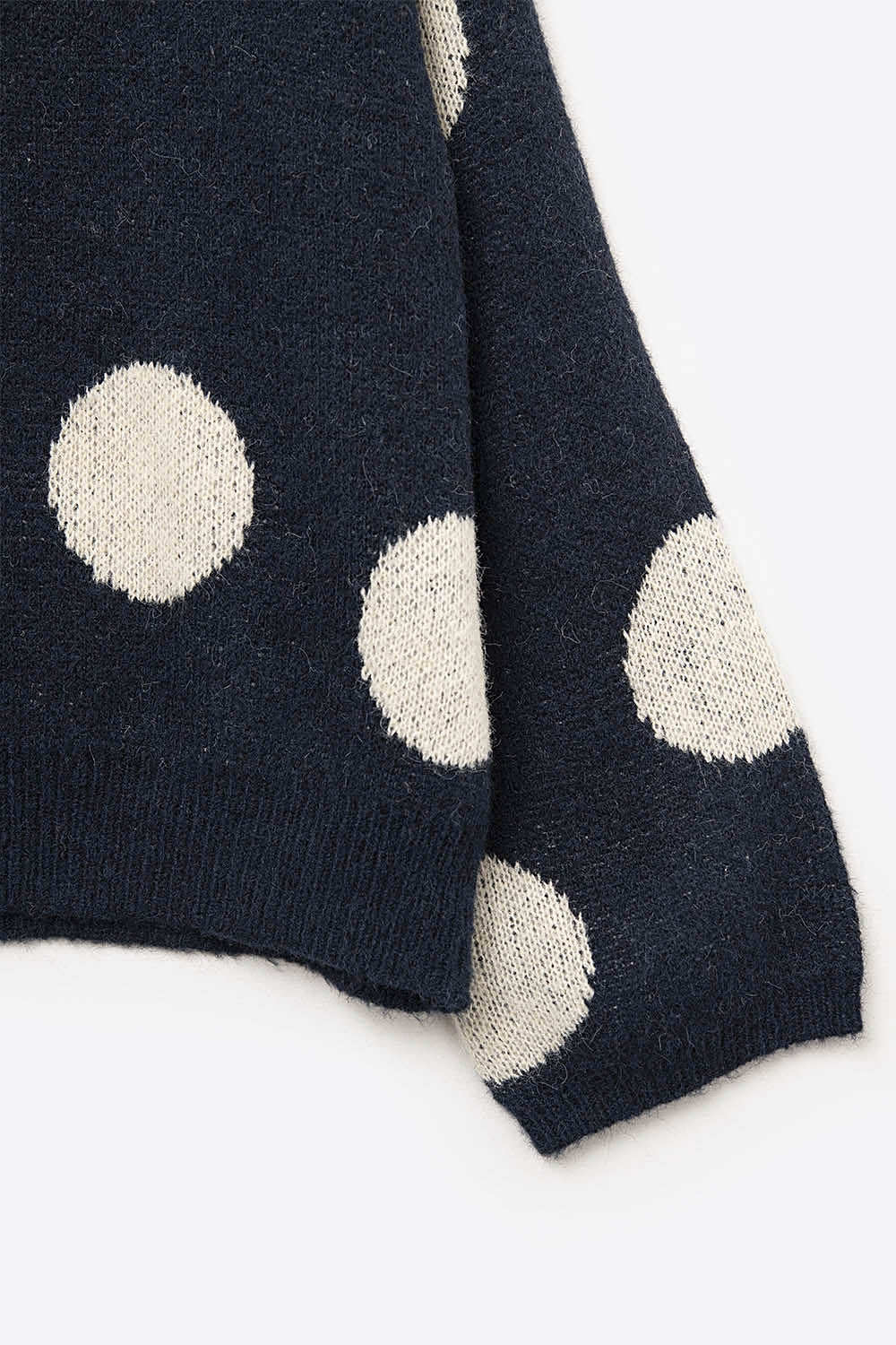 Pull à col haut à pois et manches cloche en bleu marine