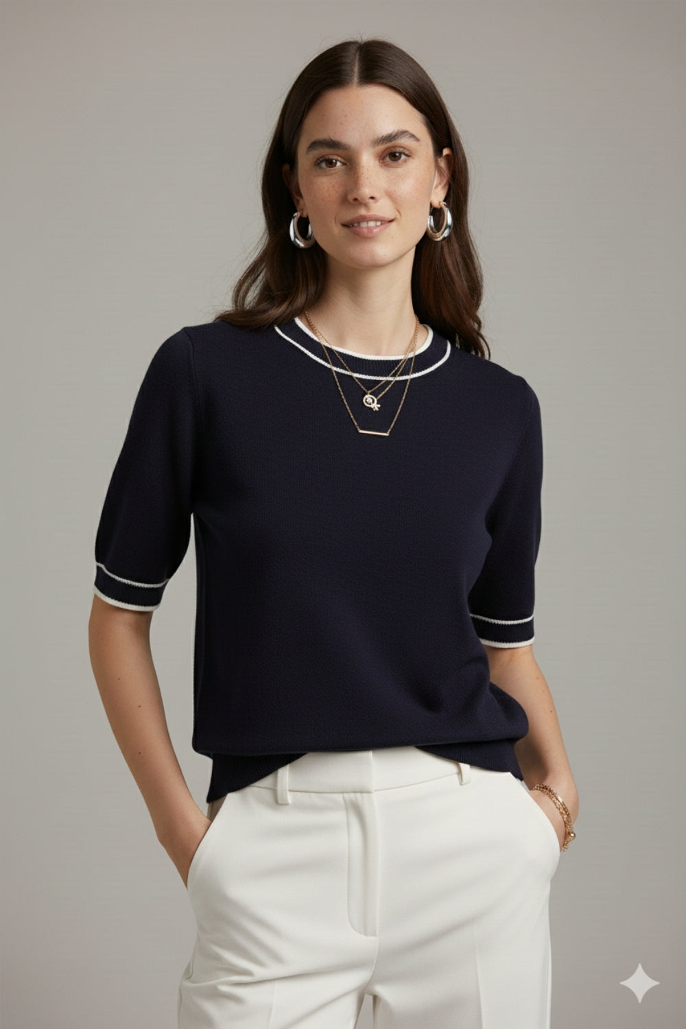 Pull à manches courtes marine avec détails de lignes blanches