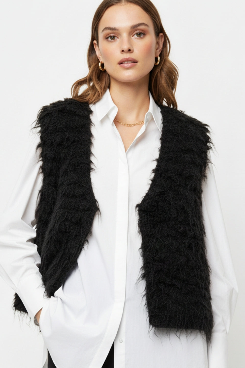 Gilet luxueux avec texture noire à poils longs