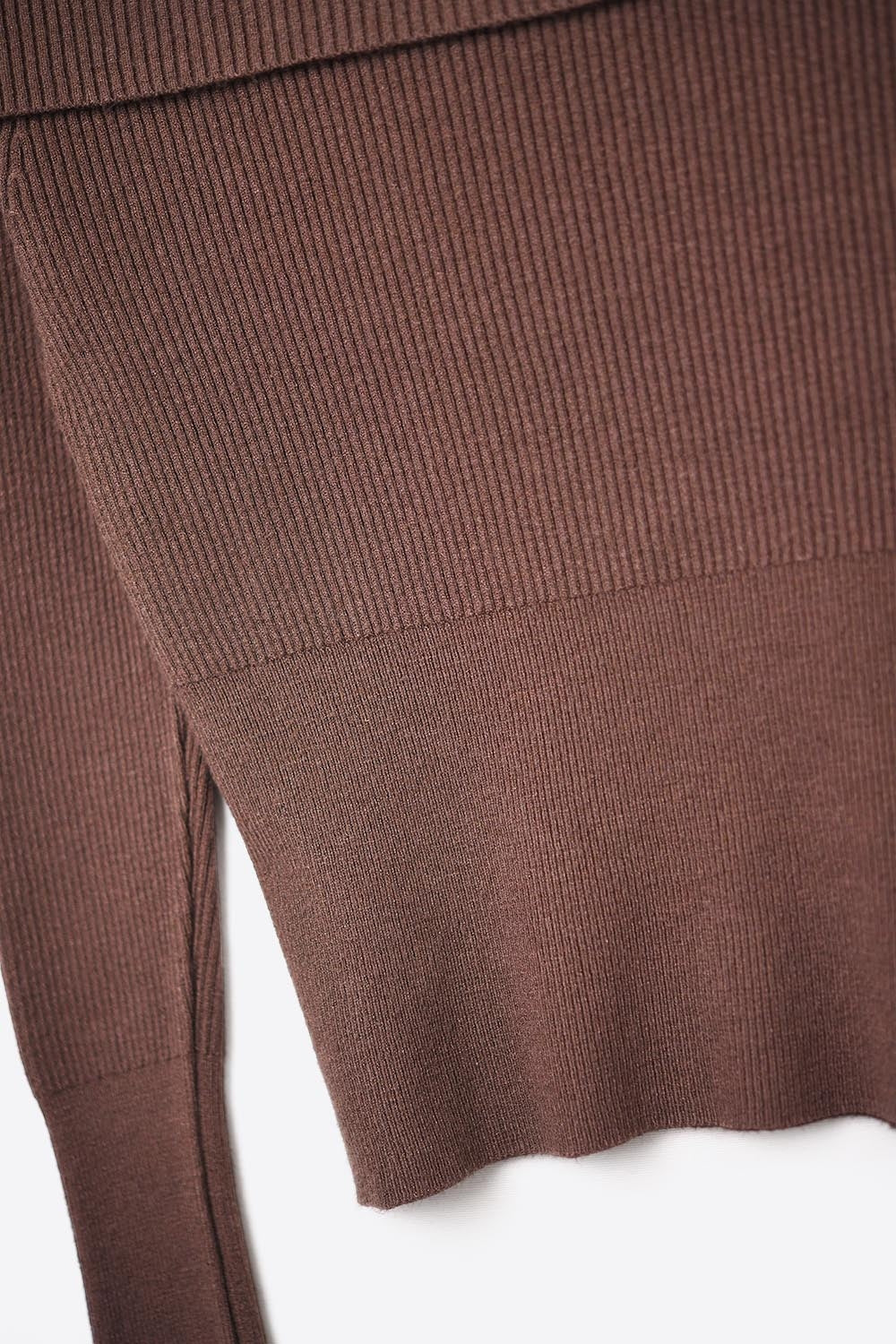 pull-over kaki en fine maille côtelée à large col bateau