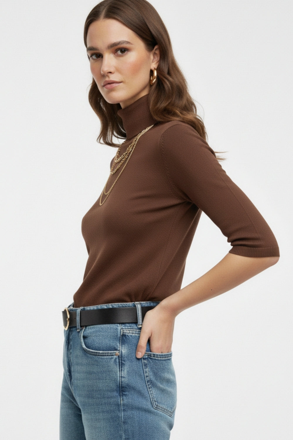 Pull en fine maille marron à col montant et manches coudées