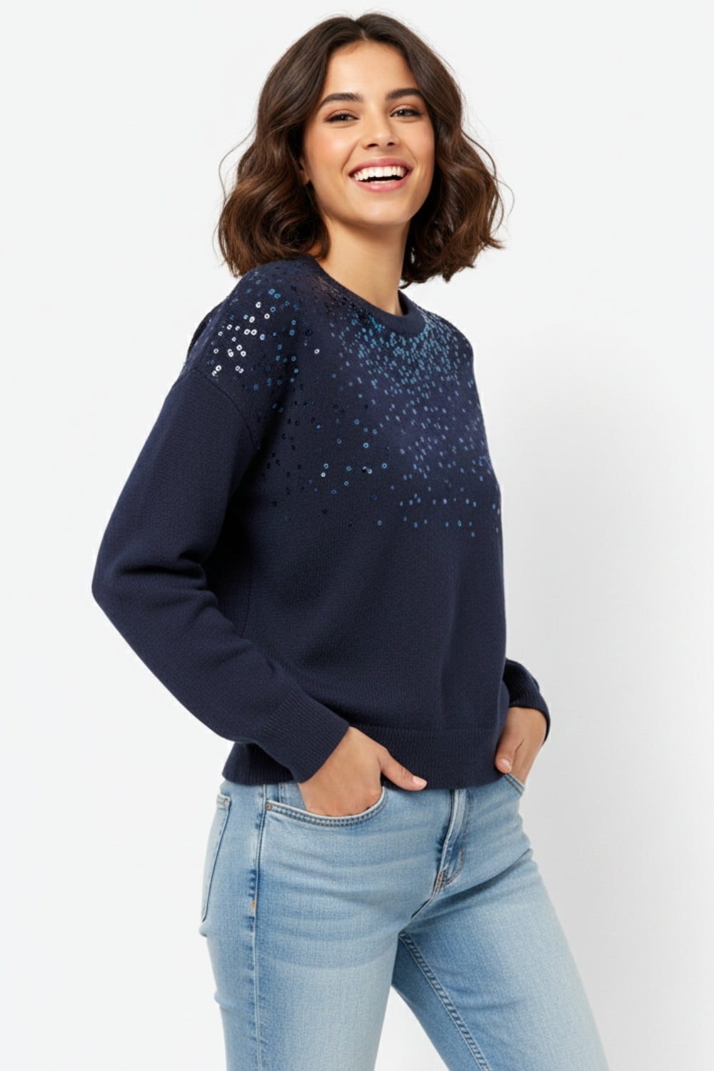 Pull en maille douce marine orné de paillettes sur le devant