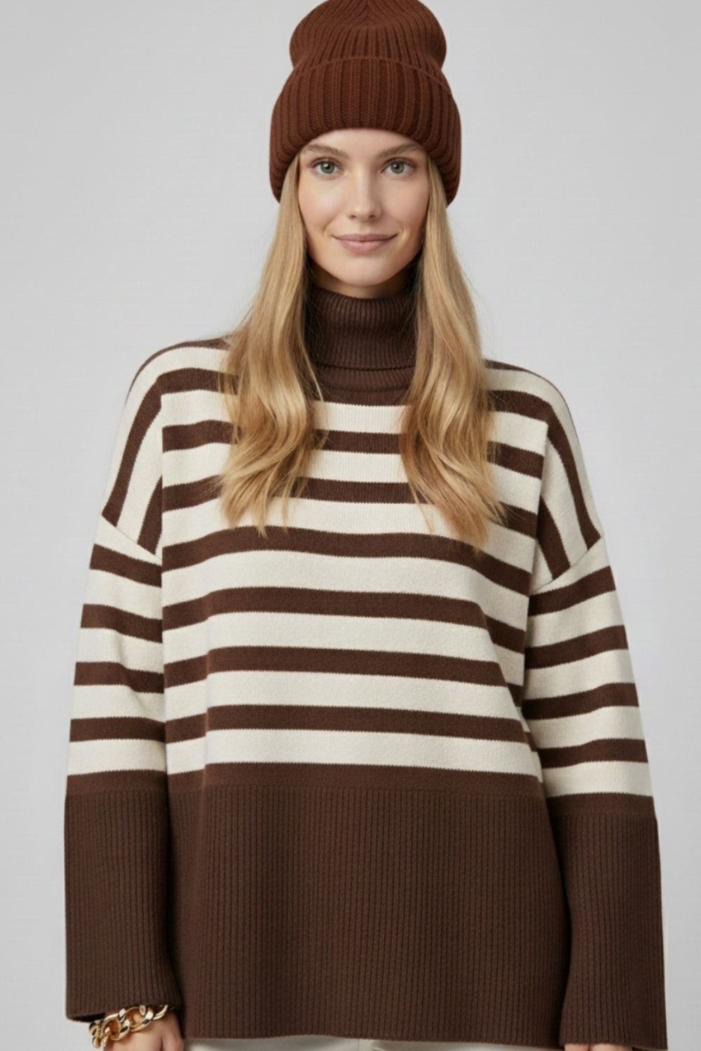 Pull à col roulé surdimensionné marron avec des rayures blanches et des fentes sur le côté