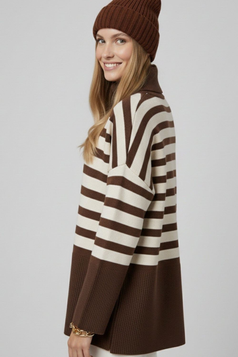 Pull à col roulé surdimensionné marron avec des rayures blanches et des fentes sur le côté