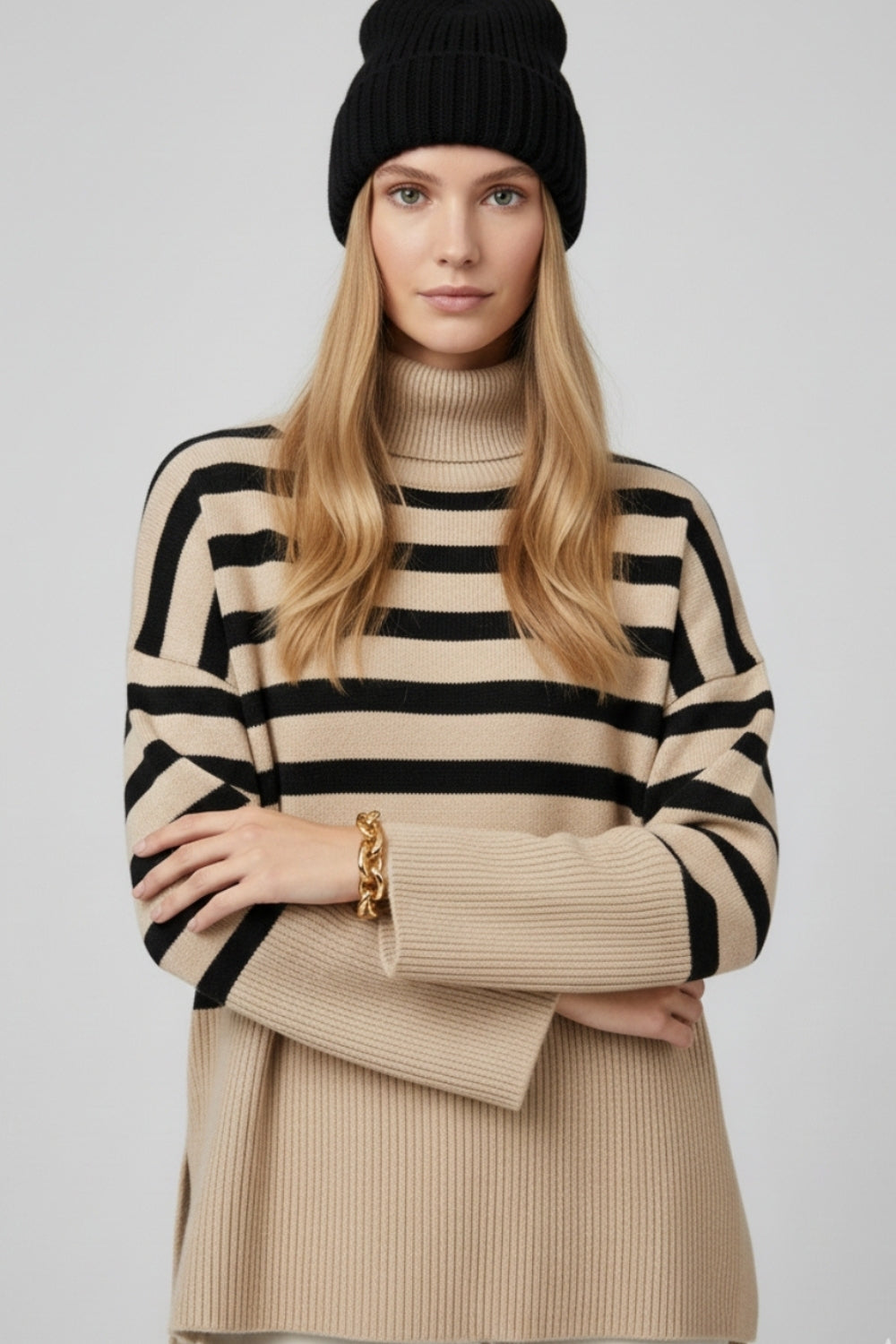 Pull beige à col roulé surdimensionné avec des rayures noires et des fentes sur le côté