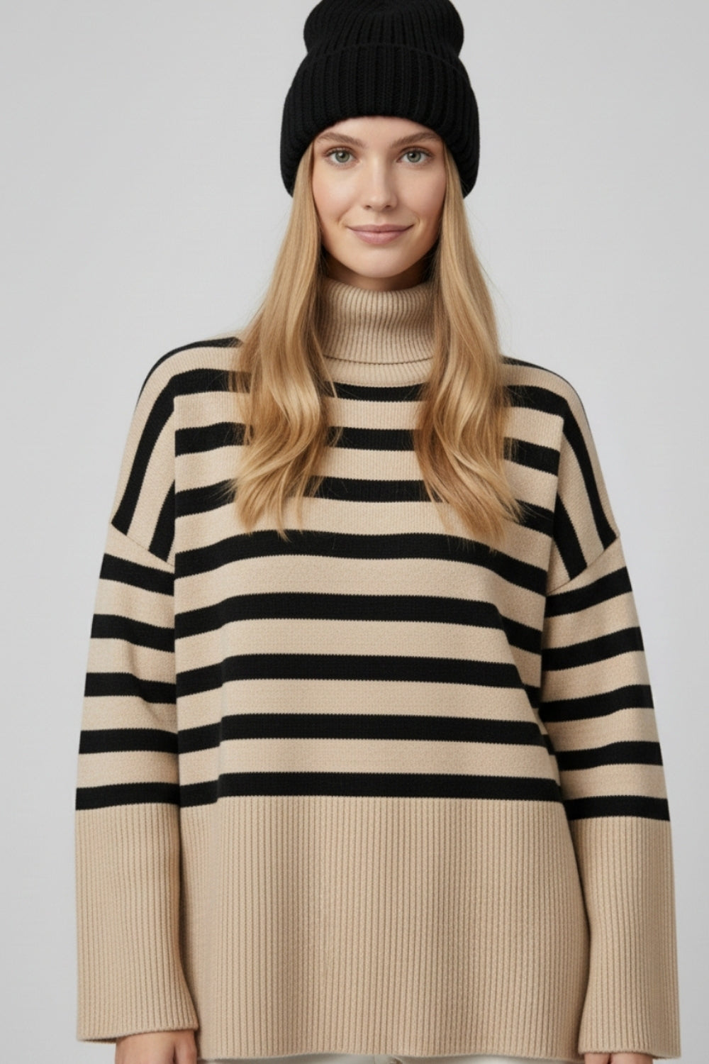 Pull beige à col roulé surdimensionné avec des rayures noires et des fentes sur le côté