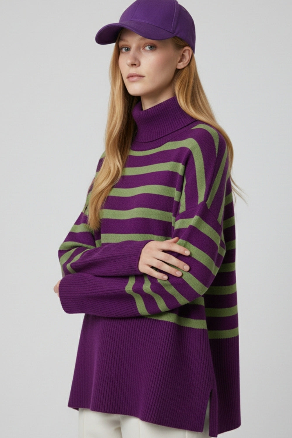 Pull violet à col roulé surdimensionné avec des rayures vertes et des fentes sur le côté