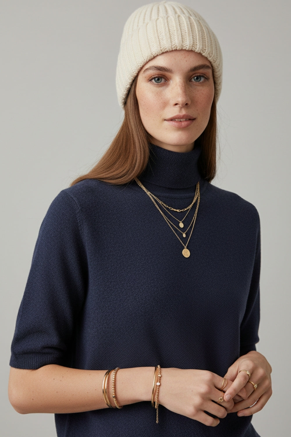Pull en fine maille bleu marine avec col montant et manches coudées