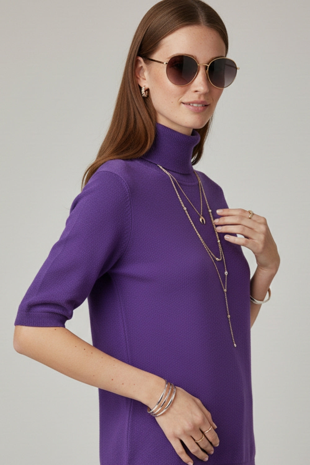 Pull en maille fine de couleur violette avec un col montant et des manches coudées