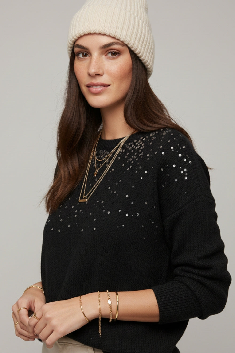 pull noir en maille douce orné de paillettes sur le devant