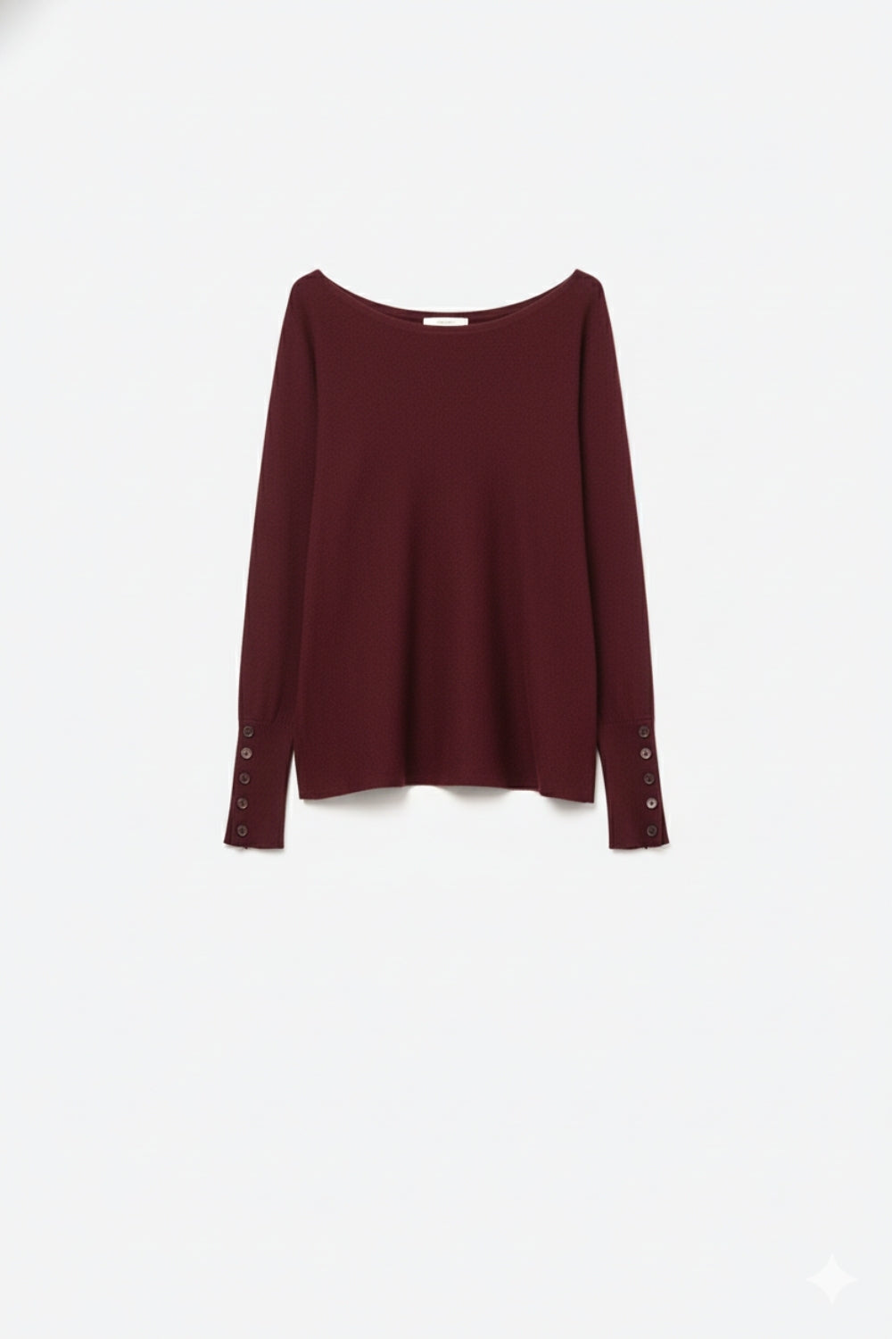 Pull en tricot doux de couleur bourgogne avec détails de boutons sur les manches