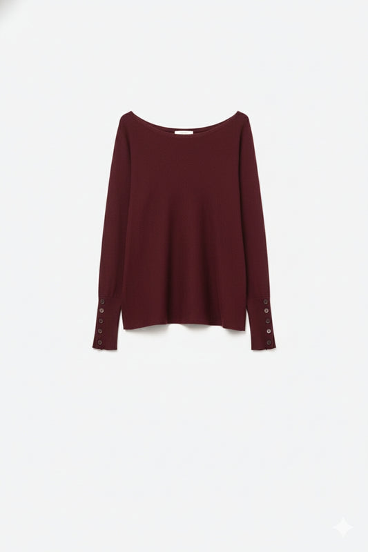 Pull en tricot doux de couleur bourgogne avec détails de boutons sur les manches