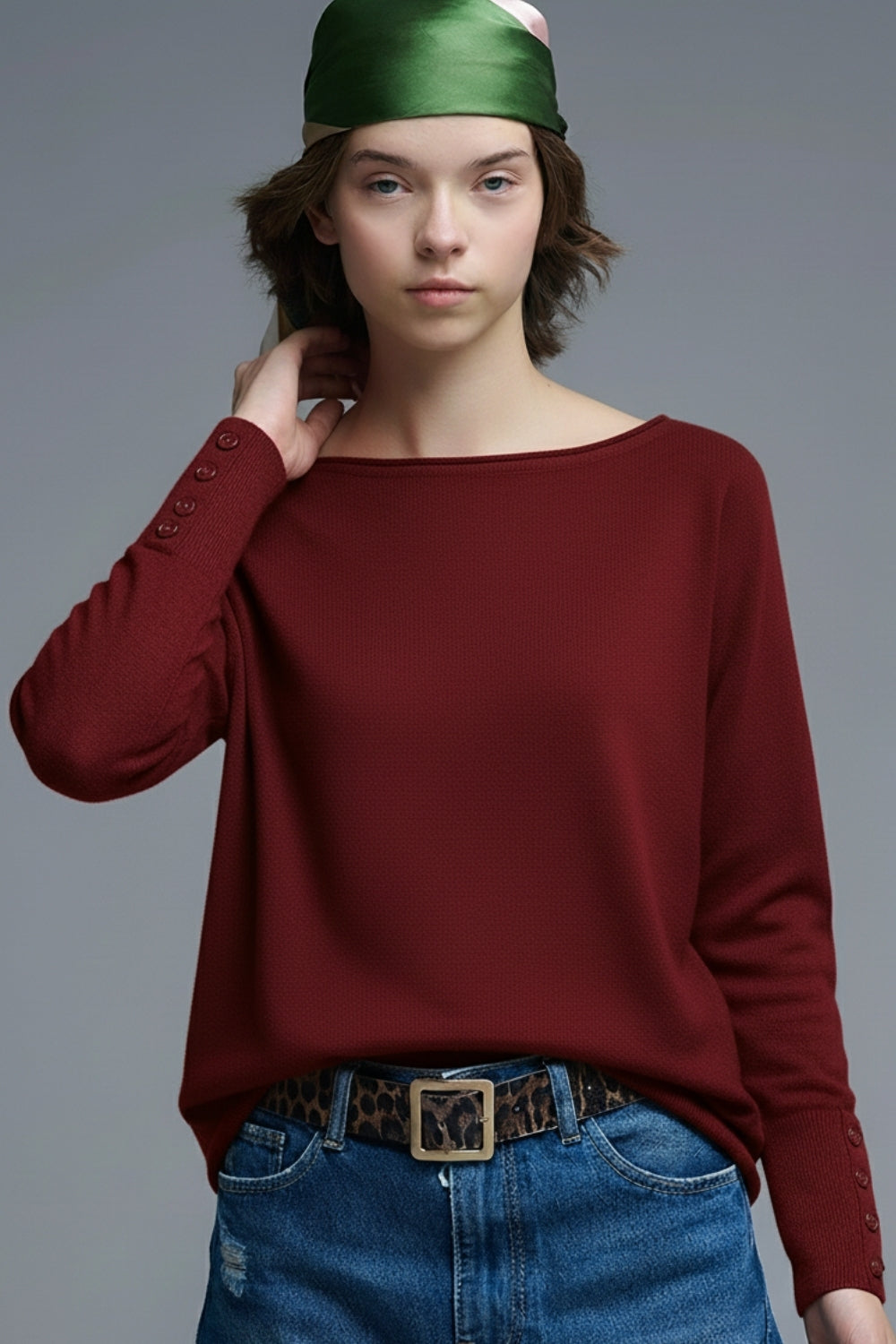 Pull en tricot doux de couleur bourgogne avec détails de boutons sur les manches