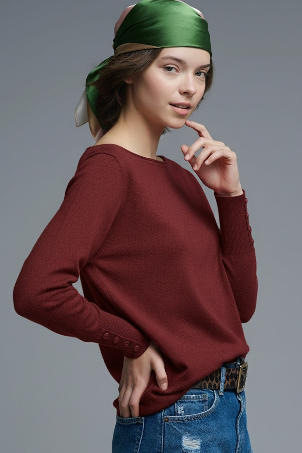 Pull en tricot doux de couleur bourgogne avec détails de boutons sur les manches