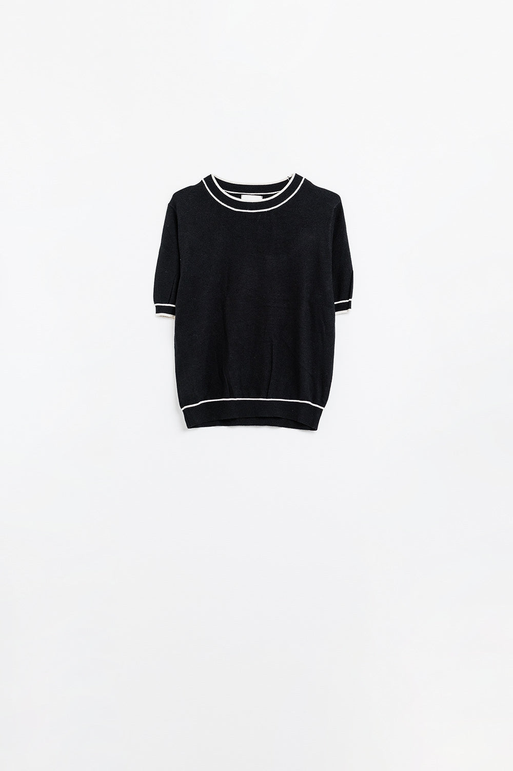 Pull noir à manches courtes et lignes blanches