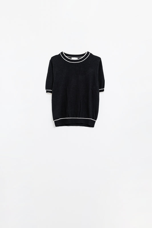 Pull noir à manches courtes et lignes blanches
