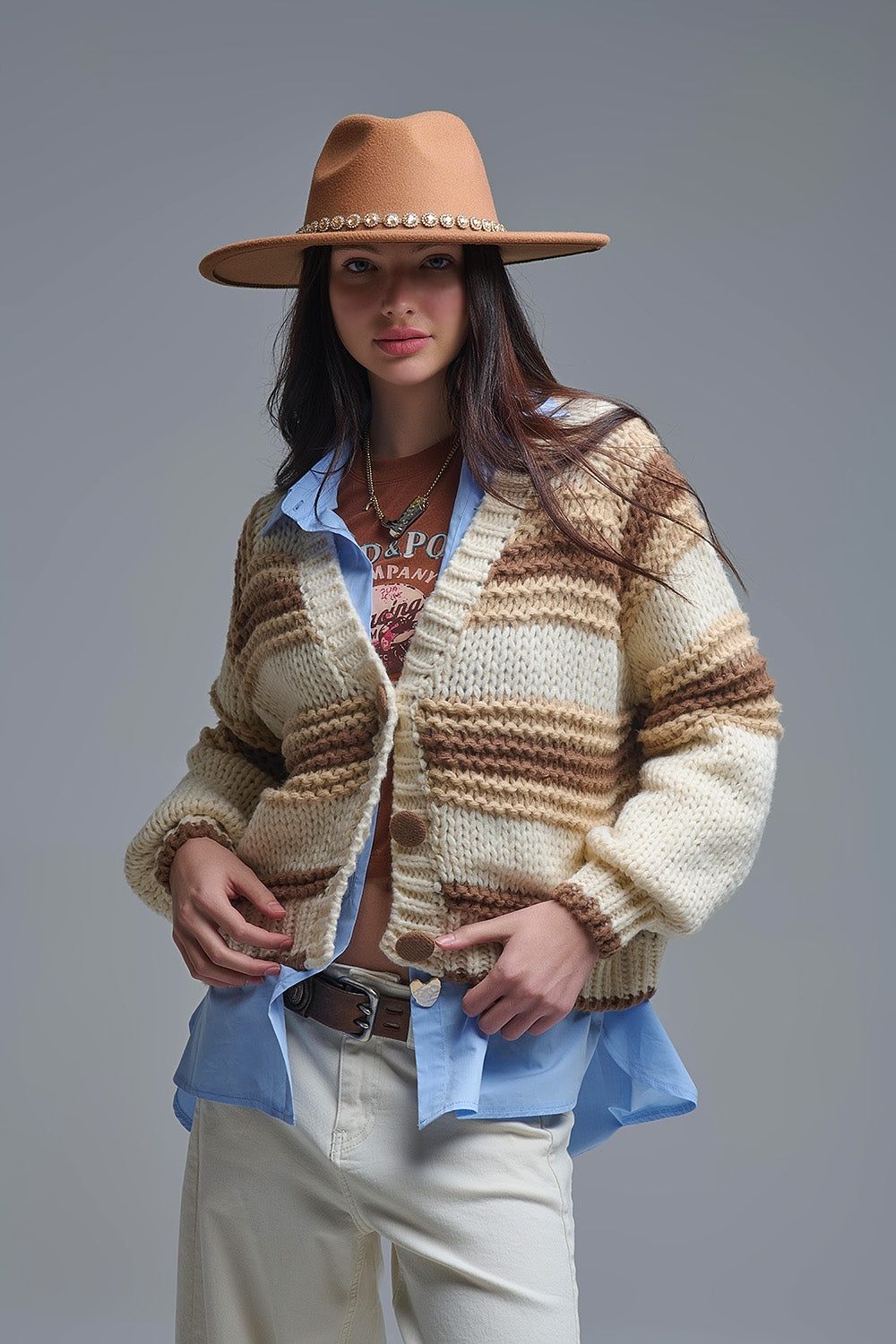 Cardigan en maille épaisse à col en V rayé de brun et de camel