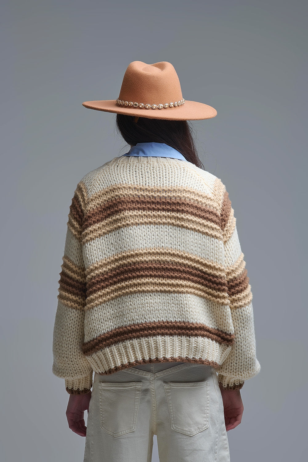 Cardigan en maille épaisse à col en V rayé de brun et de camel