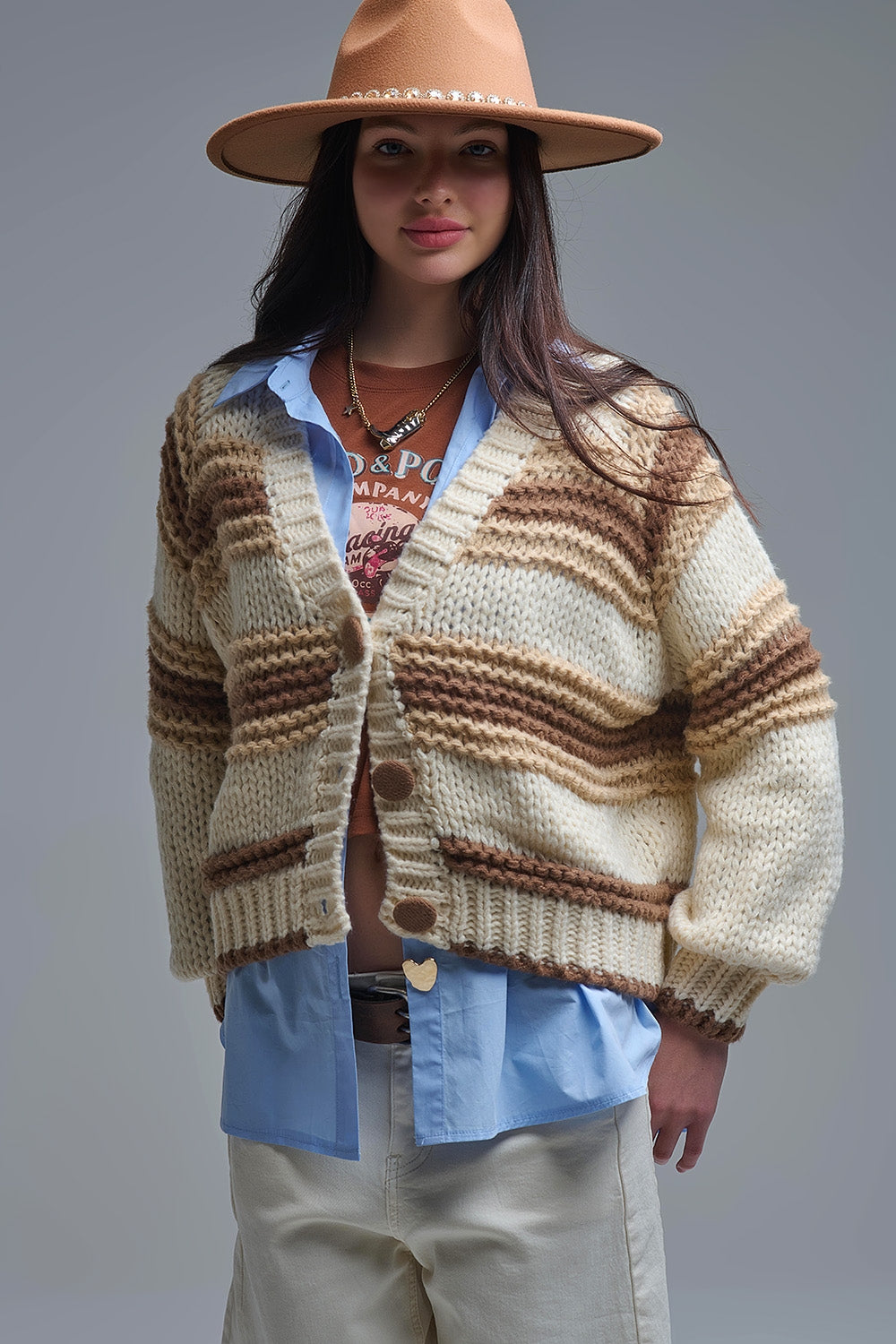 Cardigan en maille épaisse à col en V rayé de brun et de camel