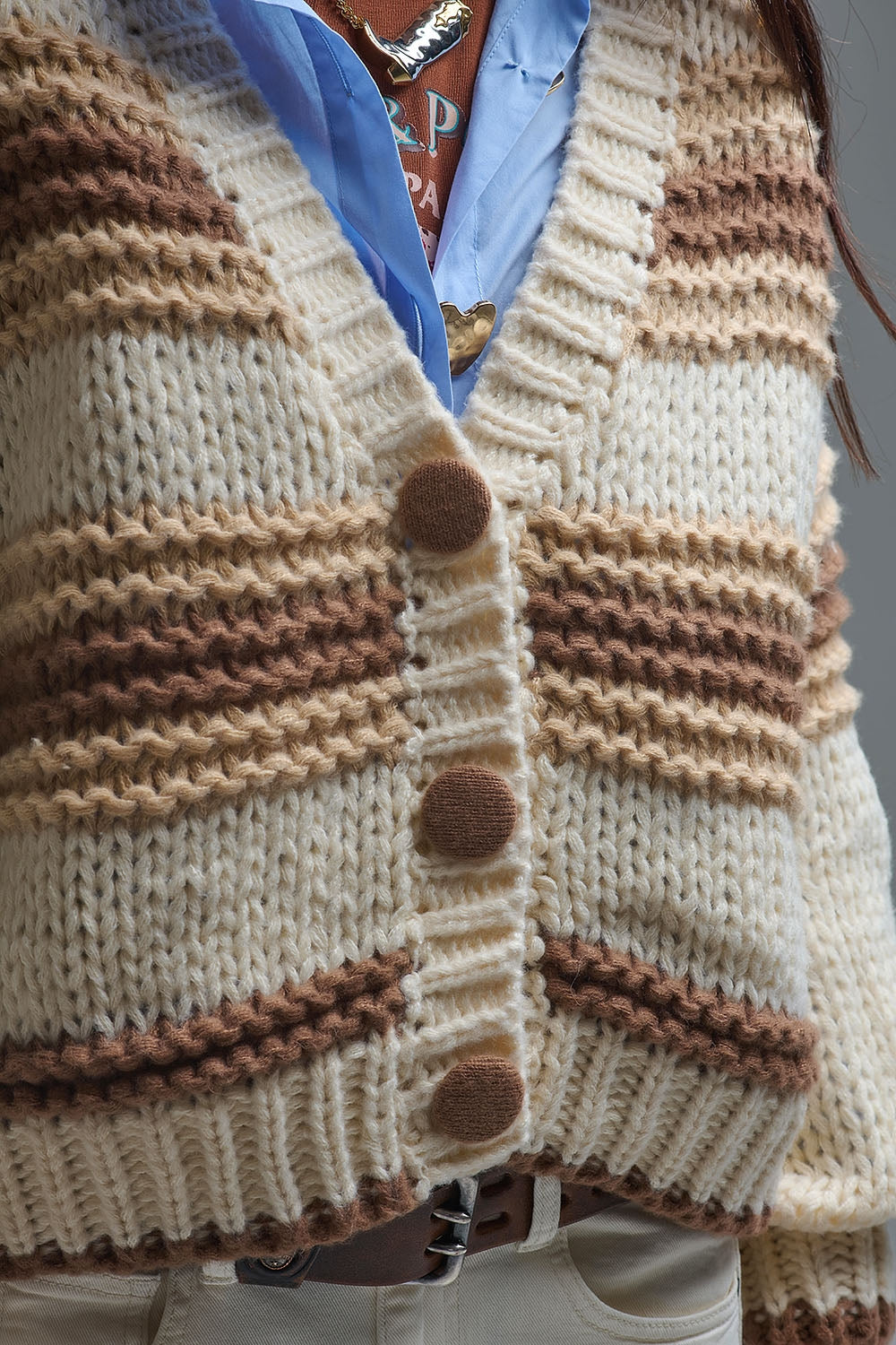 Cardigan en maille épaisse à col en V rayé de brun et de camel