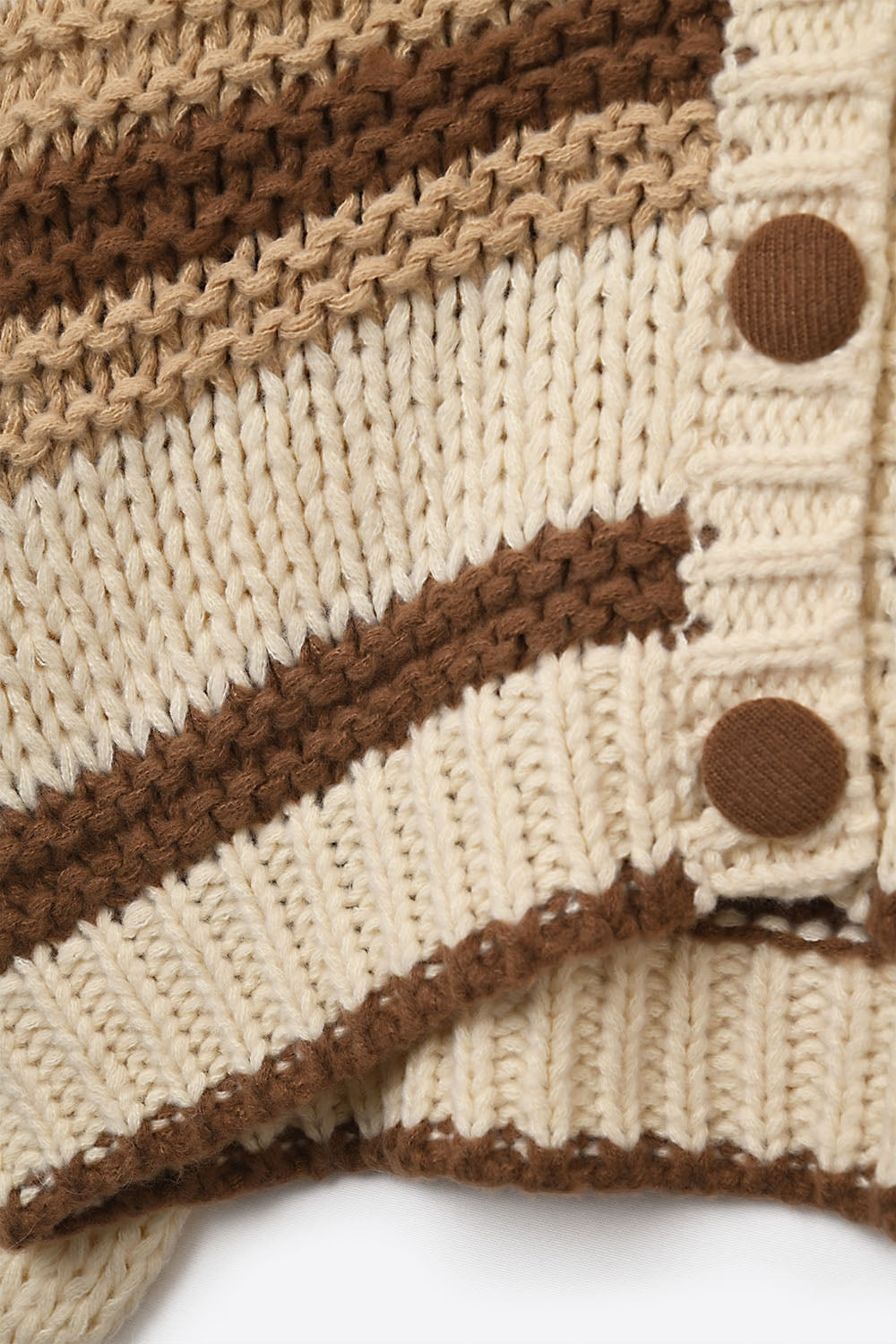 Cardigan en maille épaisse à col en V rayé de brun et de camel