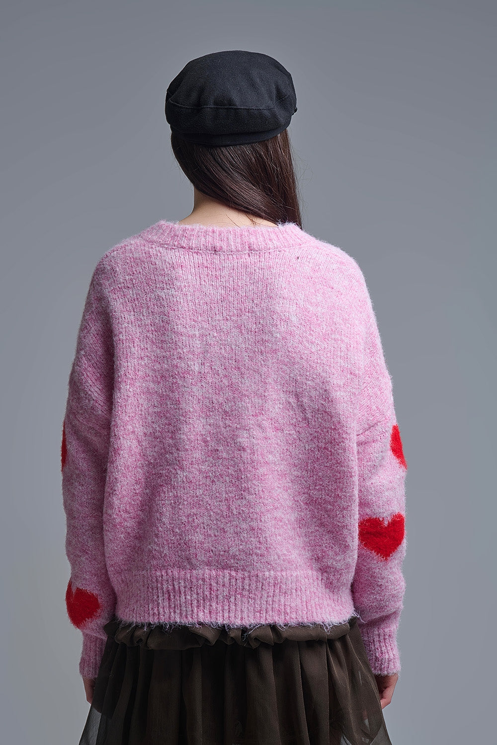 Pull rose à col en V et à manches longues avec cœurs rouges