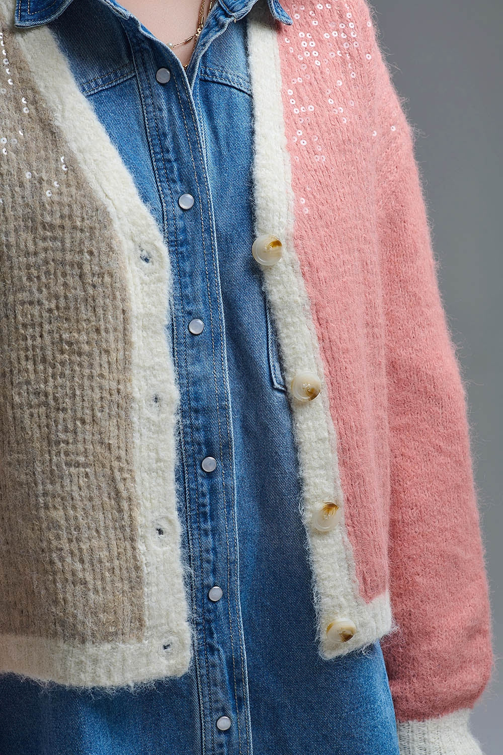 Cardigan à col en V avec paillettes et blocs de couleurs