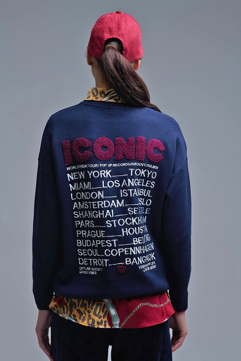 Pull ICONIC brodé avec imprimé Global Tour dans le dos en bleu marine