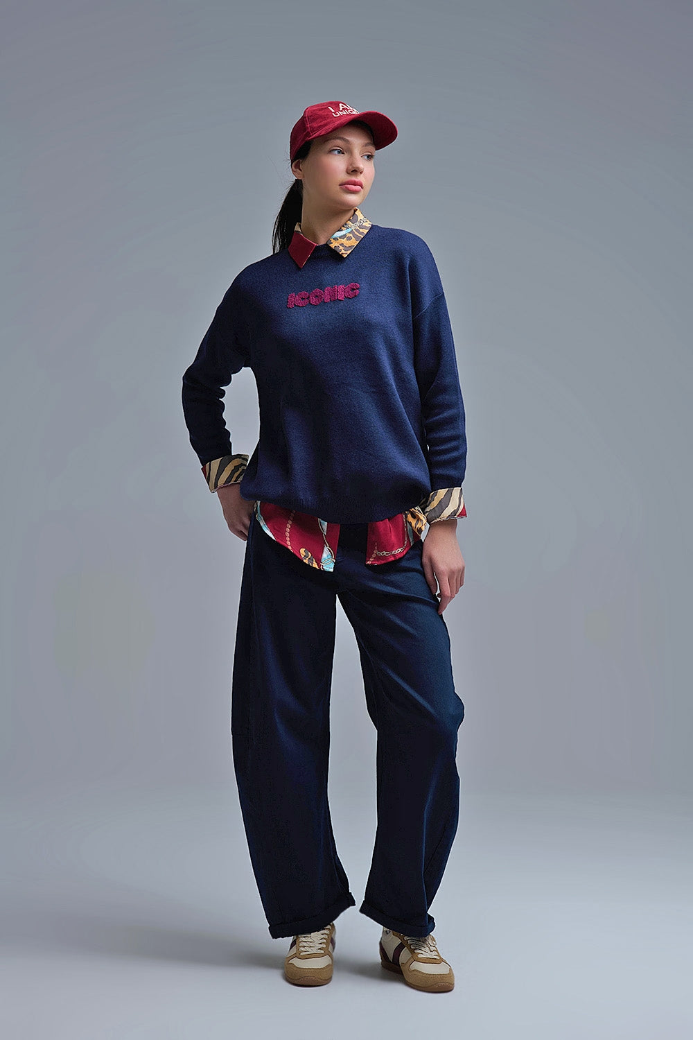 Pull ICONIC brodé avec imprimé Global Tour dans le dos en bleu marine