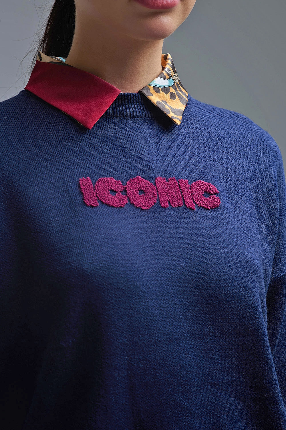 Pull ICONIC brodé avec imprimé Global Tour dans le dos en bleu marine