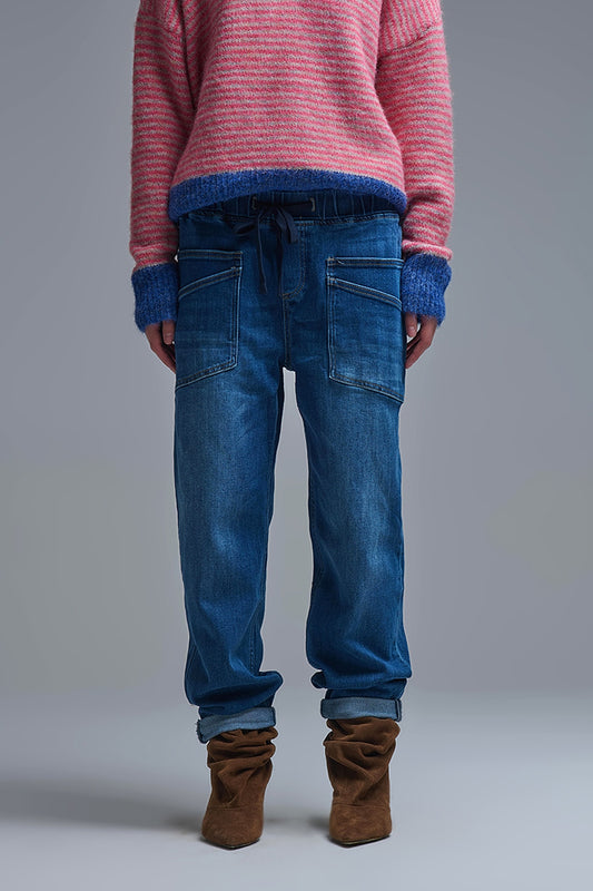 Jeans à la coupe décontractée avec poches avant et lien à la taille
