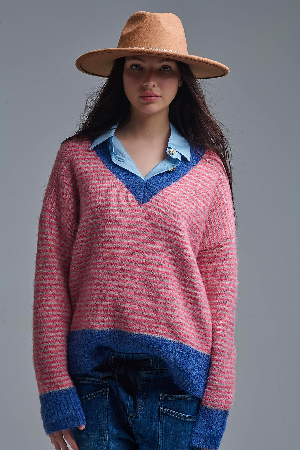 Pull en tricot rayé fuchsia avec détails bleus