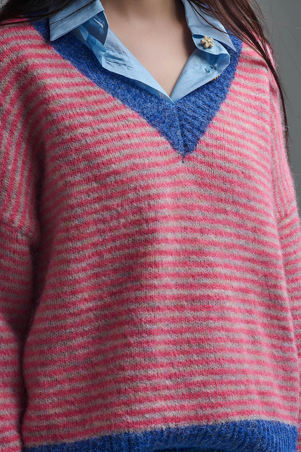 Pull en tricot rayé fuchsia avec détails bleus